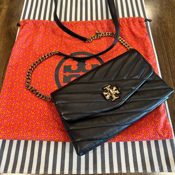 Tory Burch Kira Chain Wallet black with gold hardware with dust bag LIKE NEW - Picture 2 of 16